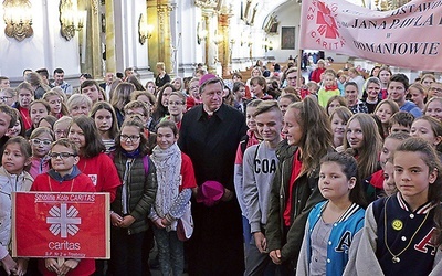 Wrocławskiego biskupa ucieszyła duża liczba młodych, którzy przybyli tego dnia do trzebnickiego sanktuarium.