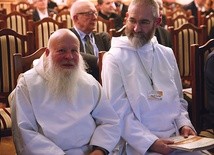 Mnisi kameduli obecni na konferencji w Pustelni Złotego Lasu w Rytwianach. 