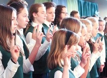 Młodzież klas VII szkoły podstawowej i klas I liceum złożyła przysięgę na sztandary swych szkół.