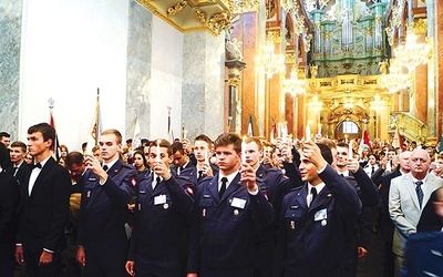 	Modlitwy w Częstochowie są głębokim przeżyciem duchowym dla uczestników.