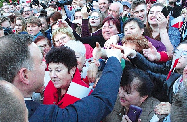 Po części oficjalnej Andrzej Duda poszedł do mieszkańców miasta. 