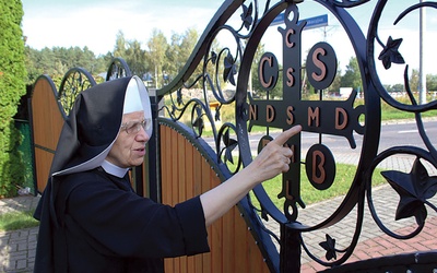 Siostra Ambrozja Kalinowska tłumaczy znaczenie liter w krzyżu św. Benedykta