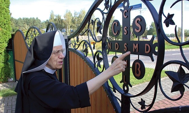 Siostra Ambrozja Kalinowska tłumaczy znaczenie liter w krzyżu św. Benedykta