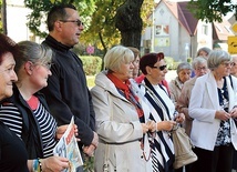 Ponad 30 osób odmawiało Koronkę do Bożego Miłosierdzia  pod kłodzkim Zakładem Karnym.