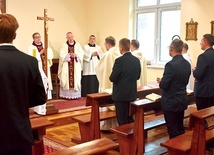 W seminaryjnej kaplicy dla pierwszego roku nowi alumni z pasterzem diecezji oficjalnie rozpoczęli przygotowania do wejścia w formację.