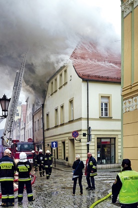 Dachy budynków są spalone, dolne piętra zalane. 