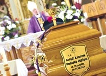 Po Mszy św. w kościele parafialnym odwieziono ciało zmarłego do Jordanowa Śl., gdzie zostało złożone w rodzinnym grobie. 