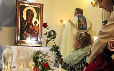 Mimo późnej pory na powitanie Maryi do kościoła w Jasienicy przyszły całe rodziny.