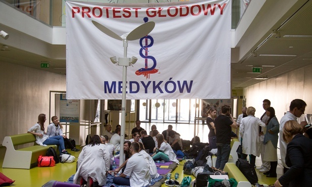 Lekarze rezydenci apelują o spotkanie z premier Beatą Szydło