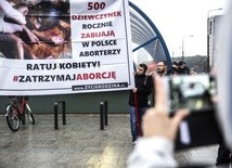 Tyle dzieci codziennie umiera z głodu. A pan tu z takim plakatem