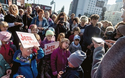 Akcja „Koronka do Bożego Miłosierdzia na ulicach miast świata”. O godz. 15 uczestnicy modlili się na skrzyżowaniach ulic ok. 300 miast.
28.09.2017 Łódź