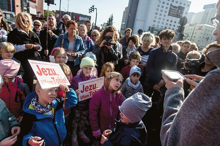 Akcja „Koronka do Bożego Miłosierdzia na ulicach miast świata”. O godz. 15 uczestnicy modlili się na skrzyżowaniach ulic ok. 300 miast.
28.09.2017 Łódź