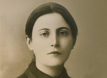 Gemma Galgani otrzymała stygmaty 8 czerwca 1899 r. Do końca jej życia rany otwierały się w każdy czwartek wieczorem, a goiły w sobotę.