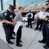 Wielkim autorytetem dla Mary Wagner jest Kanadyjka Linda Gibbons. Na zdjęciu w momencie aresztowania przed jedną z klinik aborcyjnych.