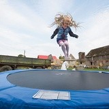 Julka od dobrych ludzi dostała trampolinę. Radość dziecka mimo wszystko...