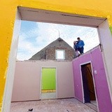 Pani Zosia z córką Julką w zniszczonym domu. Noce spędzają w małej przyczepie kempingowej.