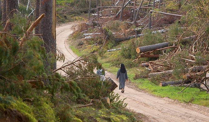 Z sąsiednich wsi do Orlika prowadzi leśna droga, która do niedawna służyła jako trasa Ekstremalnej Drogi Krzyżowej. Bardziej ekstremalna niż teraz być nie może.