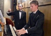 Koncert na odrestaurowanym instrumencie dali Damian Skierczyński (za klawiaturą) i Piotr Dziewiecki