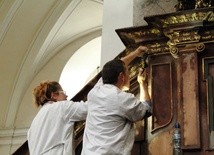Drugi dzień prac nad renowacją kazalnicy w sanktuarium Dolnośląskiej Strażniczki Wiary