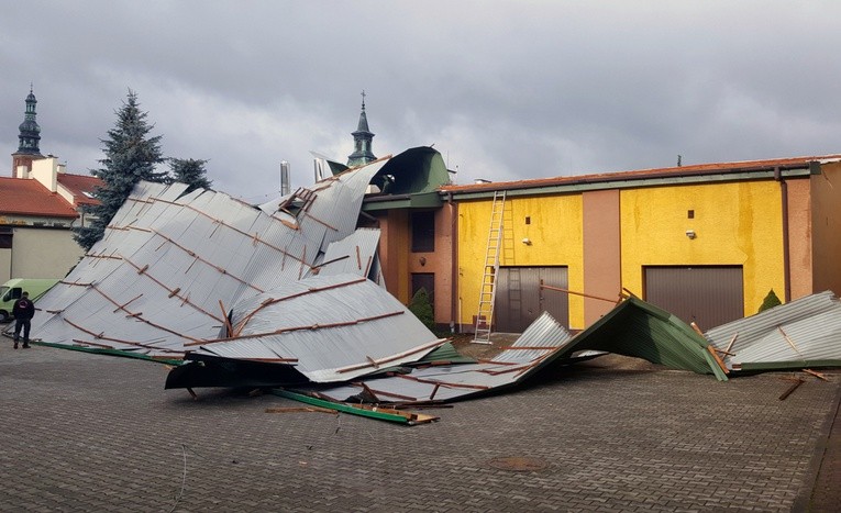 Zerwany dach spadł na kurialne podwórze