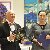 Eugeniusz Molski i dyrektor PiMBP w Brzesku Karina Legutek