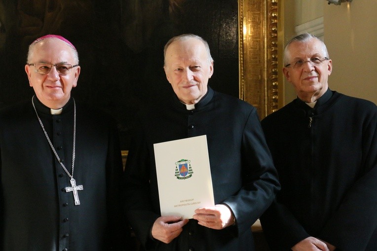 Abp Stanisław Budzik wraz bp. Mieczysławem Cisło dziekowali ks. Franciszkowi Przytule za pracę dla archidiecezji