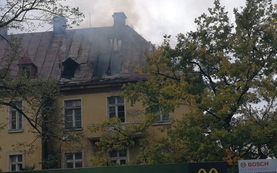 Mimo kilku godzin akcji ratunkowej z dachu wciąż wydobywa się dym