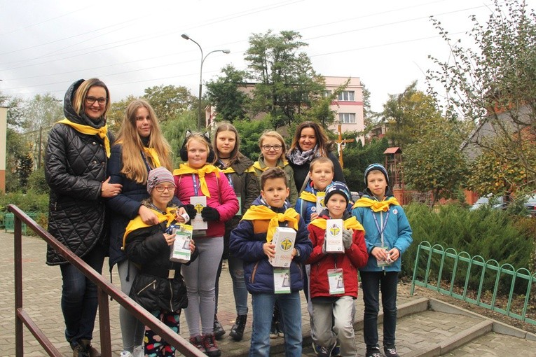 Grupa wolontariuszy z Ewą Mężyk (z lewej) i Anetą Stefańską