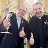 Z lewej ks. Jacek Wieczorek zmedialnym Totusem. Obok ks. Dariusz Kowalczyk, prezes Fundacji Dzieło Nowego Tysiąclecia