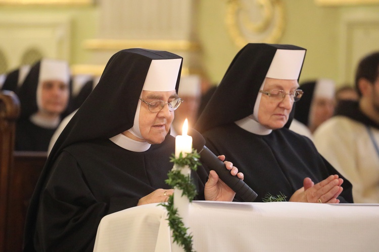 Jubilatki (od lewej): s. Cyryla i s. Ludwika odnowiły swoje śluby zakonne.