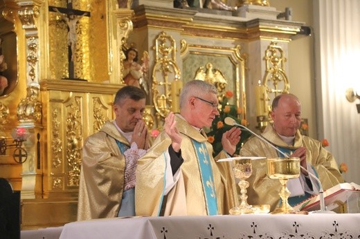 Cieszyńskie elżbietanki jubilatki z biskupem