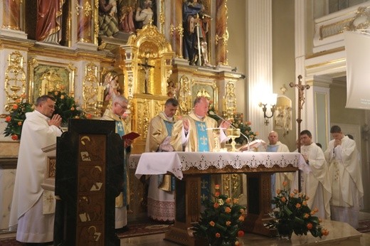 Cieszyńskie elżbietanki jubilatki z biskupem