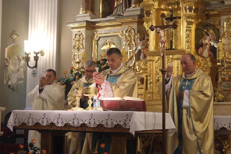 Cieszyńskie elżbietanki jubilatki z biskupem