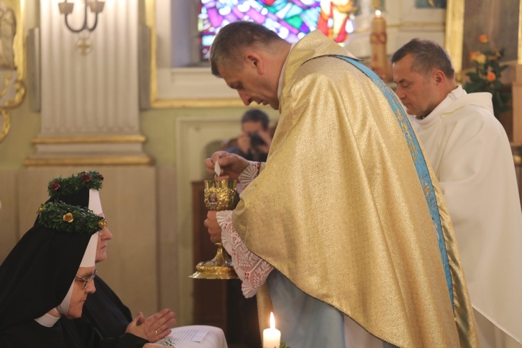 Cieszyńskie elżbietanki jubilatki z biskupem