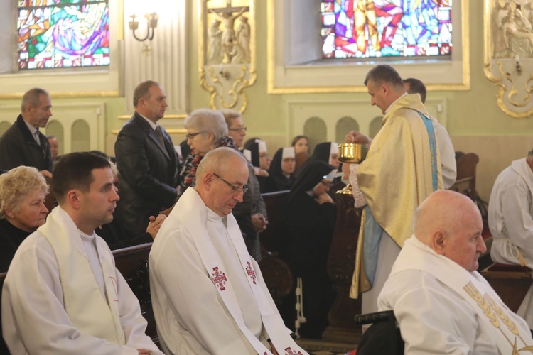 Cieszyńskie elżbietanki jubilatki z biskupem