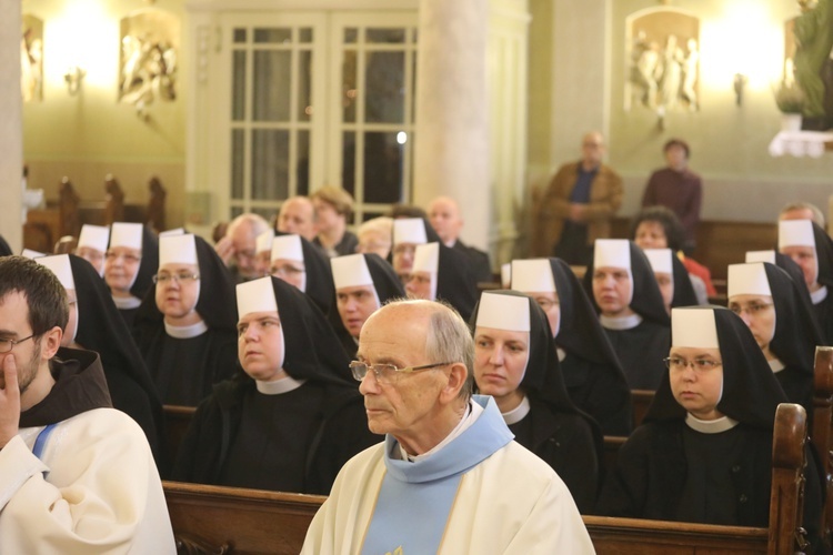 Cieszyńskie elżbietanki jubilatki z biskupem