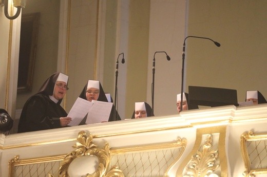 Cieszyńskie elżbietanki jubilatki z biskupem