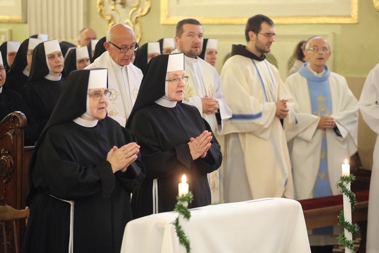 Cieszyńskie elżbietanki jubilatki z biskupem