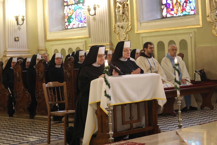 Cieszyńskie elżbietanki jubilatki z biskupem