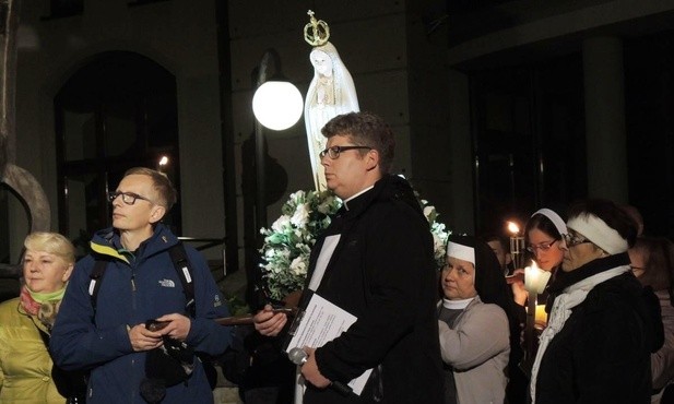 Siostry zakonne i księża jako pierwsi wzięli na ramiona figurę Matki Bożej Fatimskiej