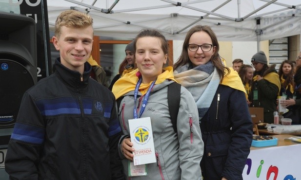 Stypendyści z uśmiechem czekali na gości festynu