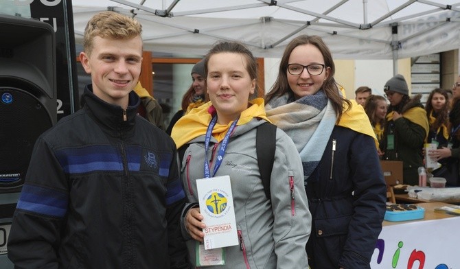 Stypendyści z uśmiechem czekali na gości festynu