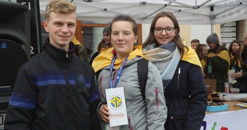 Stypendyści z uśmiechem czekali na gości festynu