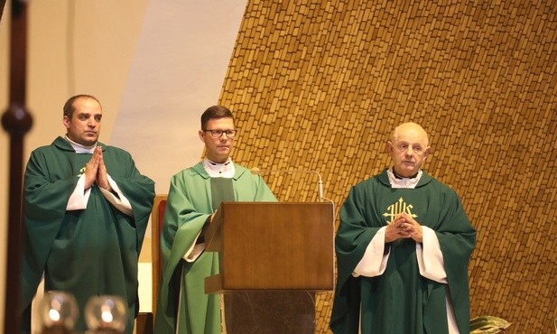 Koncelebrowanej Eucharystii na zakończenie Dnia Papieskiego w bielskim kościele św. Maksymiliana przewodniczył ks. dr Marek Studenski
