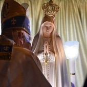 Pocałunkiem biskupi i ojcowie franciszkanie pożegnali peregrynującą figurę Matki Bożej.