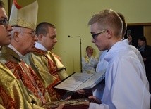 Lektorzy złożyli przysięgę przed biskupem, trzymając dłonie na Ewangeliarzu