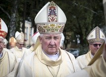 Stanie się biskupem diecezjalnym w chwili ukończenia przez abp. Henryka Hosera 75 lat, 27 listopada br.