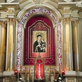 Prezbiterium kościoła w Kętach – z łaskami słynącą XIV-wieczną ikoną Matki Bożej.