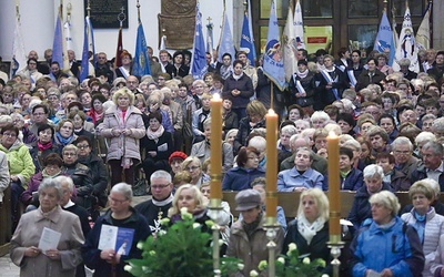 Katedra wypełniła się czcicielami Maryi.