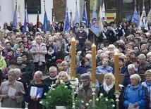 Katedra wypełniła się czcicielami Maryi.